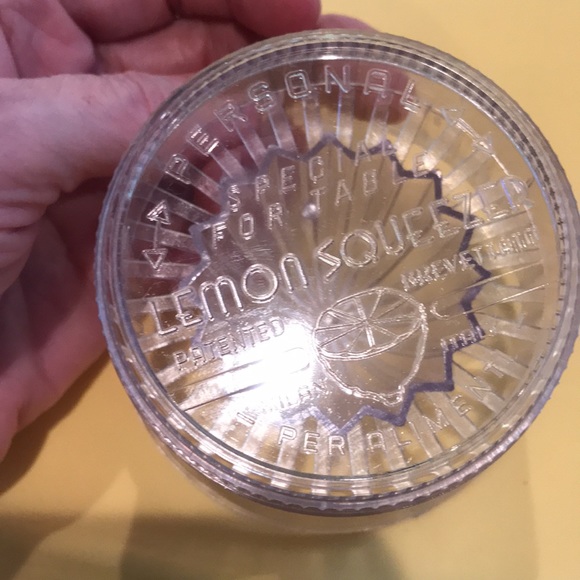 2 Vintage Lemon Squeezer’s - Picture 4 of 16